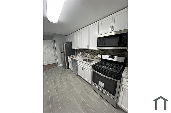 Building Photo - 5 Bedrooms 2 Bathrooms