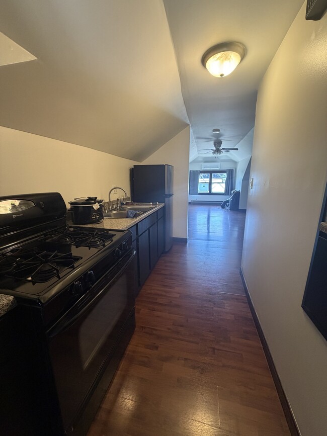 Photo - 52 Chambly Ave Unit 2