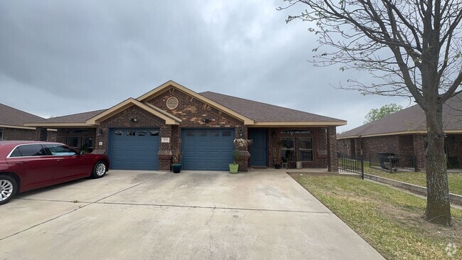 Building Photo - 904 Safari Dr Unit B Rental
