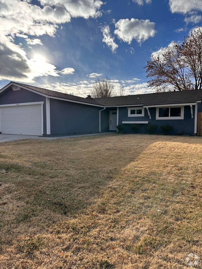 Building Photo - Three bedroom 2 bath with a garage Rental
