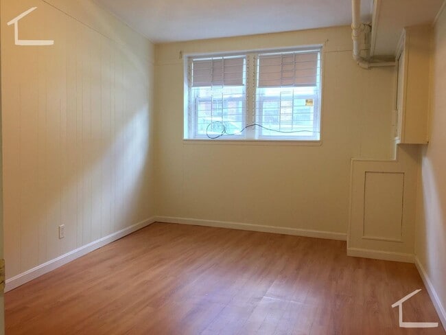 Photo - Great 1 bedroom Available NOW! Minutes from the Green Line