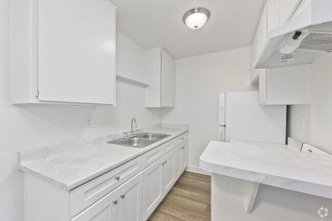 1BR, 1BA - 558SF - Kitchen - Kendall Brook Apartments