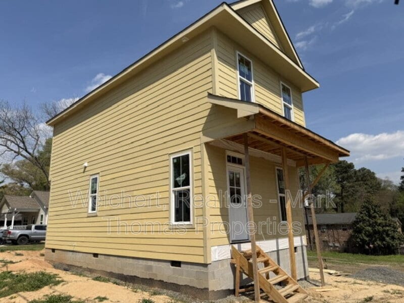 Photo - 1203 Fern St