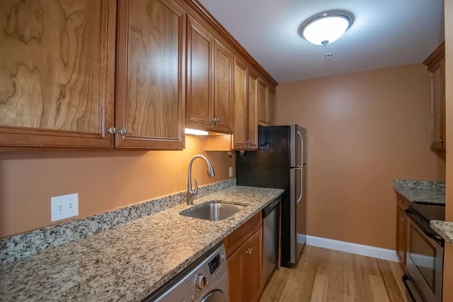 Kitchen - 92 Eastern Ave Unit 1O2