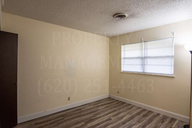 Photo - 2 Bedroom 1 Bath Coffeyville Apartment. Unidad Apartment C