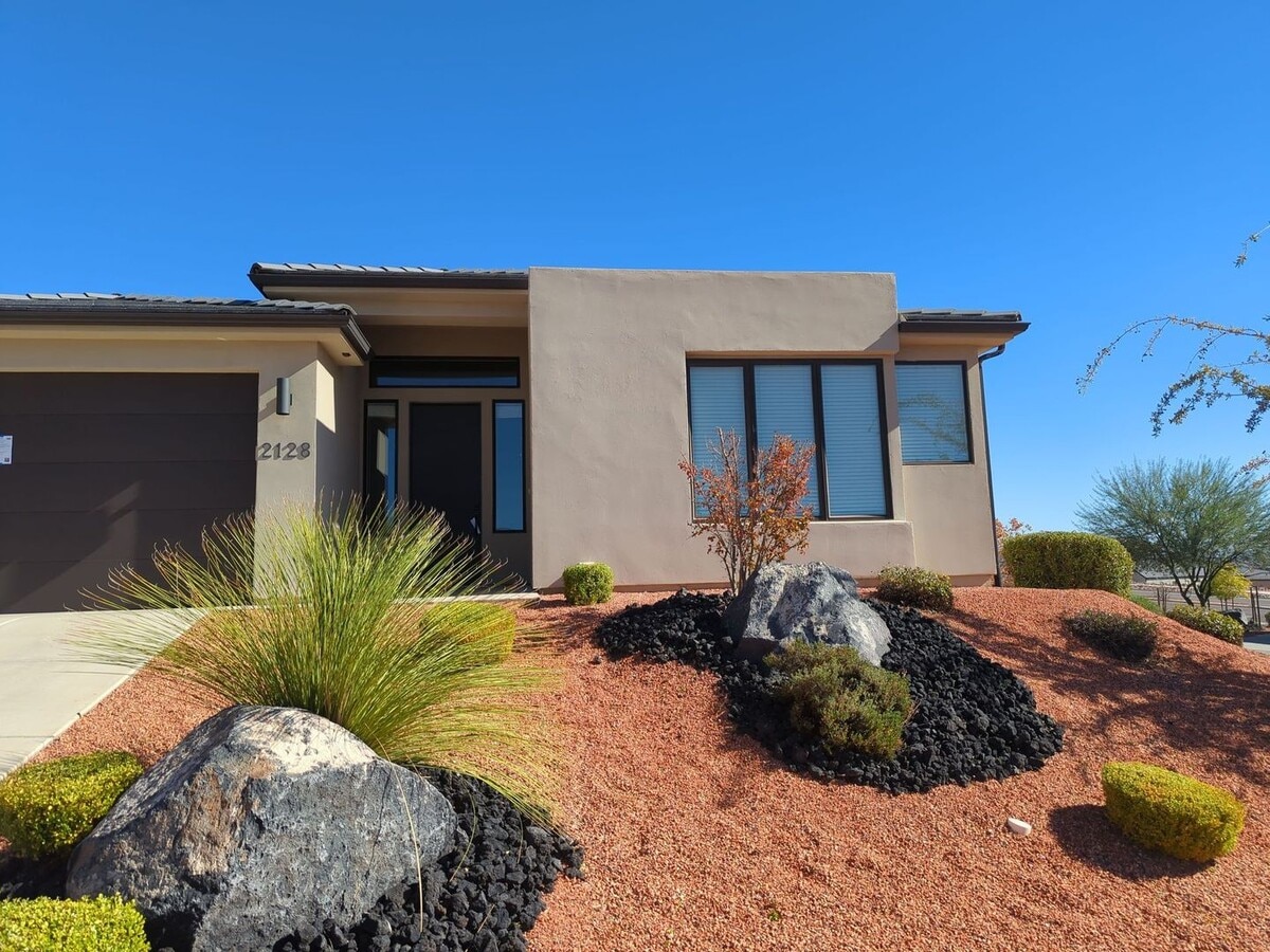 Photo - Modern 3 Bedroom Home in a Beautiful Desert Oasis