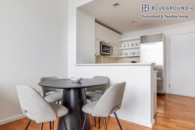 Photo - 635 W 42nd St Unidad FL45-ID1901