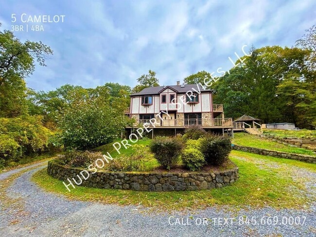 Building Photo - 5 Camelot-