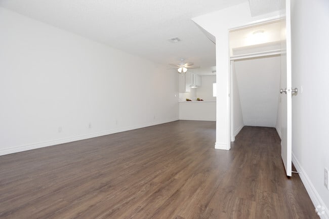 2BR, 2BA - 925 SF