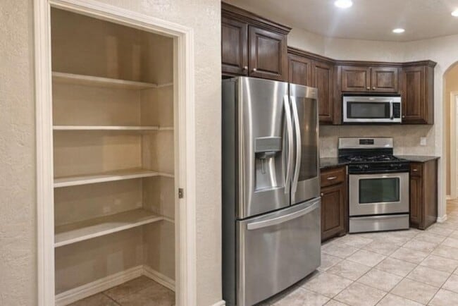 Photo - 832 Carol Ann Pl