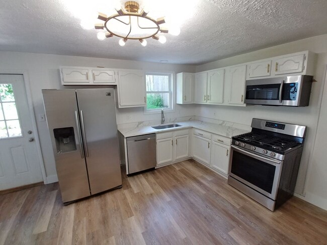 Building Photo - Updated Rental - Allentown
