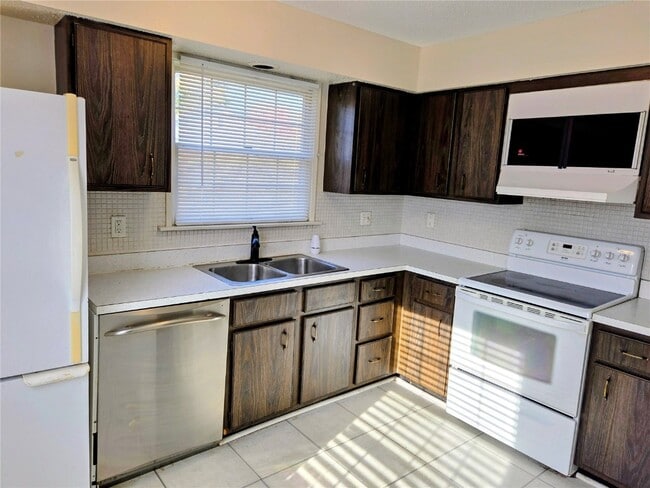 Photo - 13415 Land O Woods Dr Unit 5