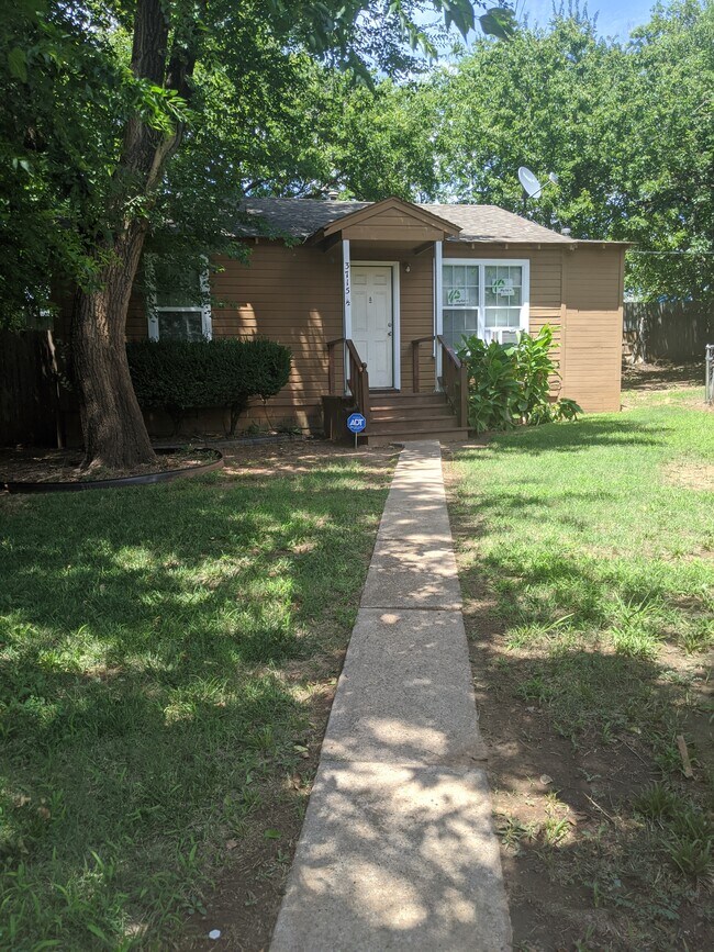 Walkway in front yard - 3715 Trellis Ct Unit 3715 1/2 Back