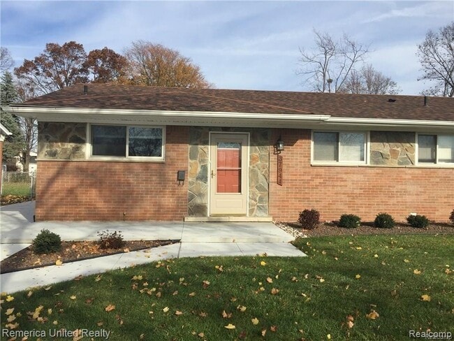 Photo - 37944 Lyndon St