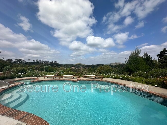 Building Photo - 637 Lynwood St