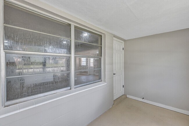 Photo - Charming 3-Bedroom Home with Spacious Yard & Enclosed Porch in Frostproof