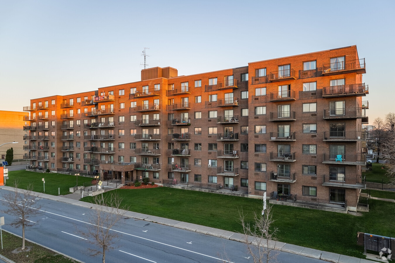 Photo - 2700 Thimens