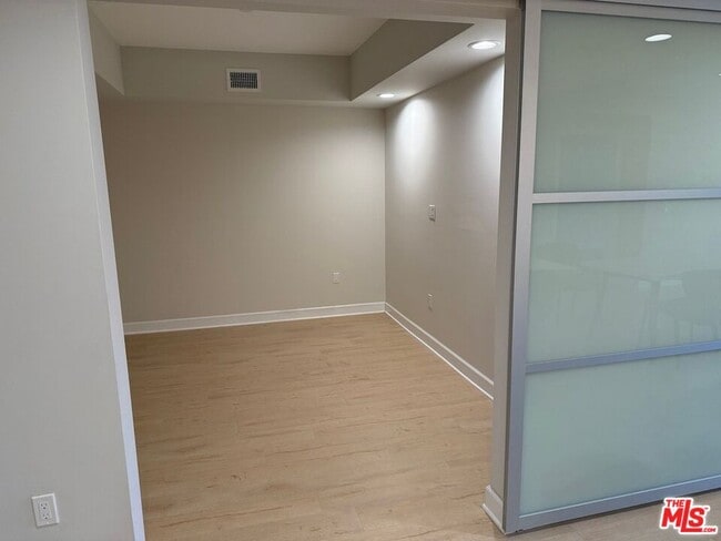 Photo - 5015 Balboa Blvd Unidad 201