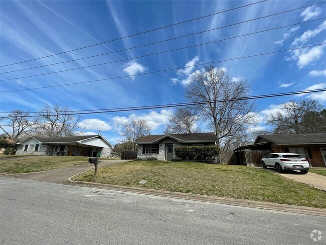 Building Photo - 400 Barbee St Rental