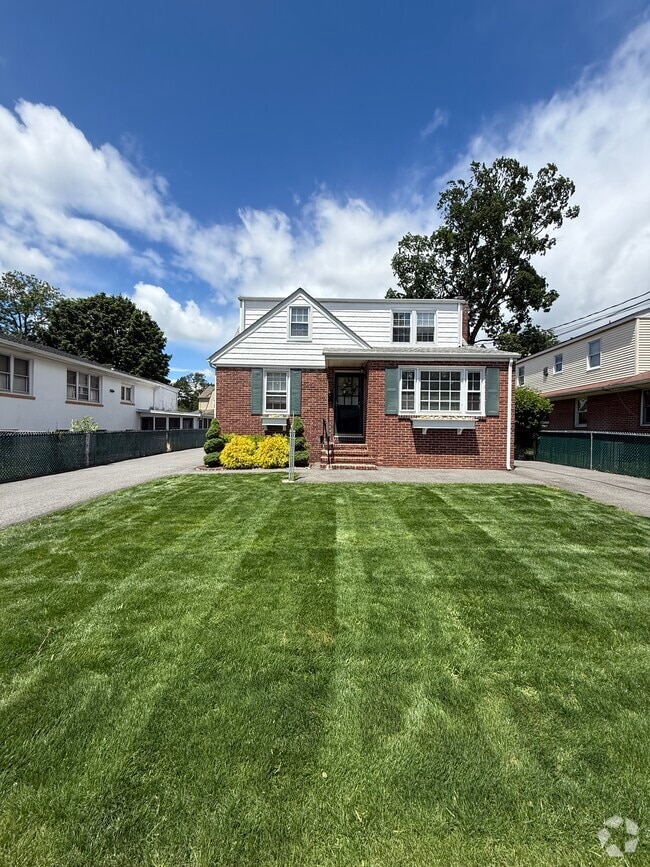 Building Photo - 60 E Maltbie Ave Unit Suffern Rental