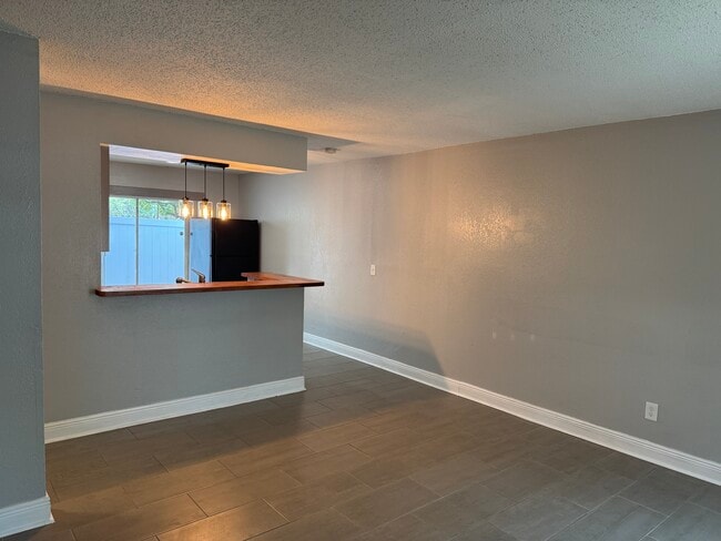 Building Photo - 7917 Lakeshore Dr Unit Lakeshore C