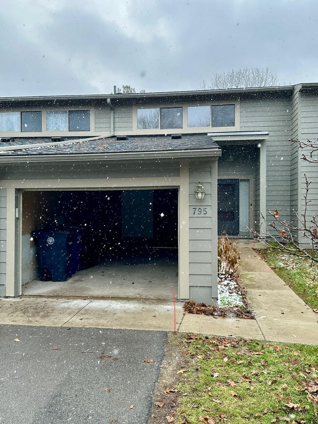 Photo - 795 Watersedge Dr