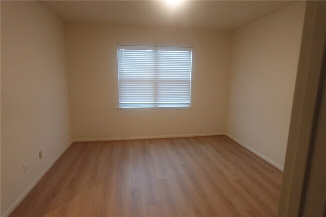 Building Photo - 300 Eastwood Flats Dr