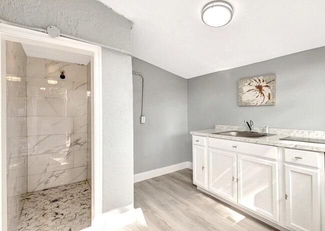 Building Photo - 448 Roseland Dr