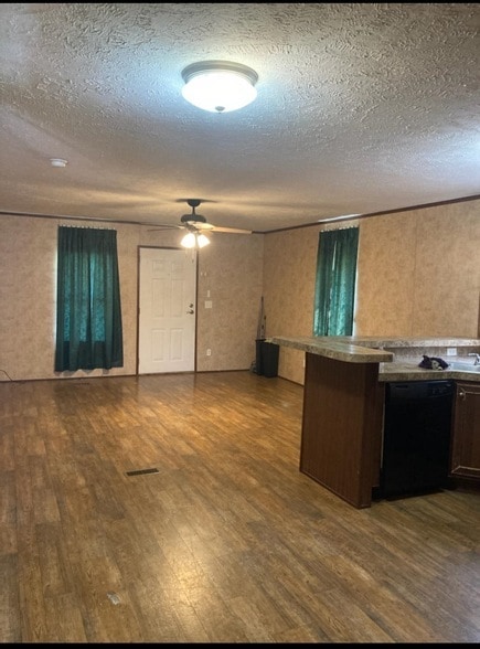 Photo - 1615 Private St