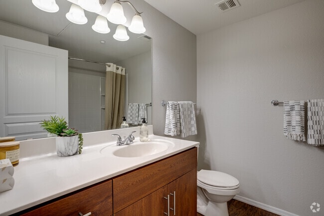 2BR, 2BA - 1,027 SF