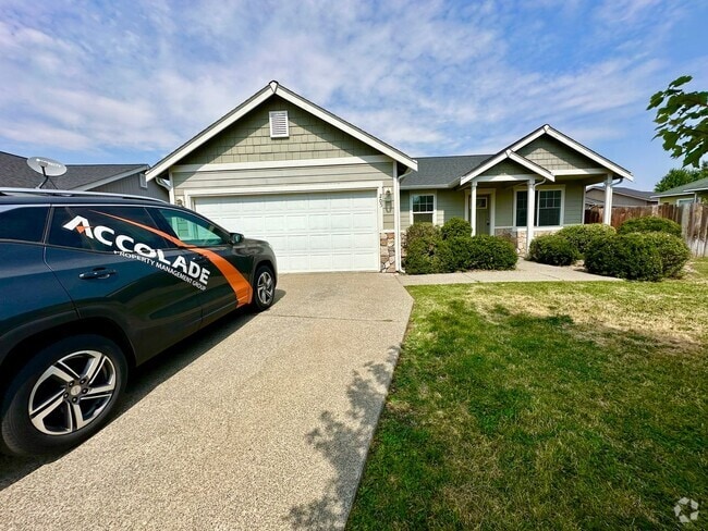 Building Photo - Spacious 4 Bedroom 2 Bathroom Home on Culd...