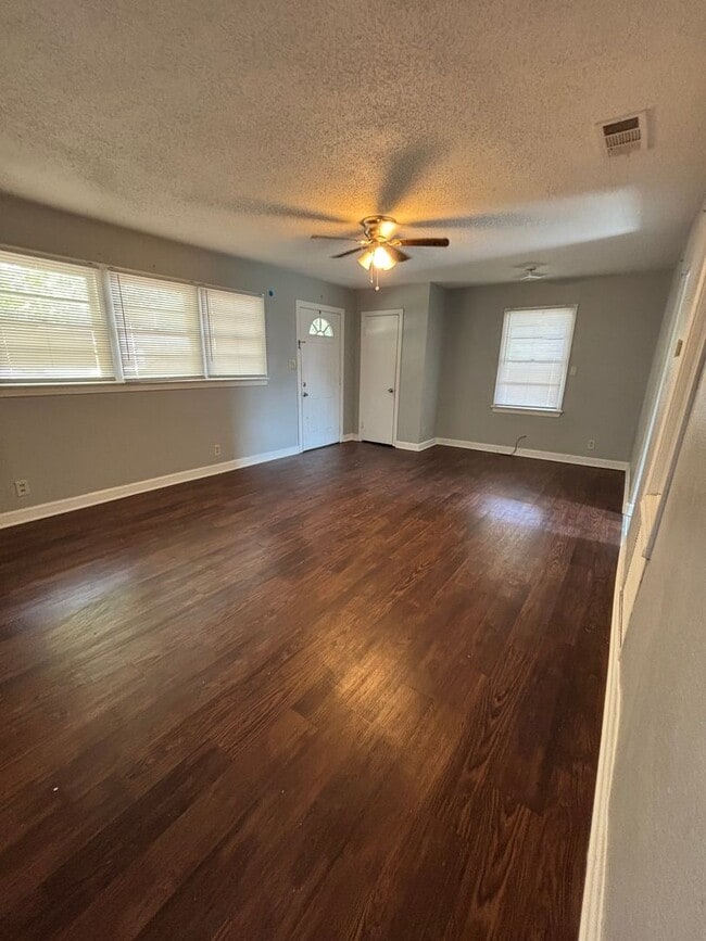 Photo - 1520 James St