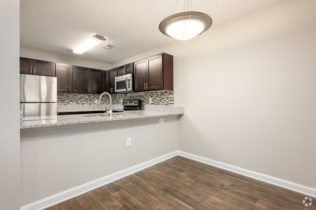 1 habitación, 1 baño - 840 pies cuadrados - Comedor - Alamance Reserve