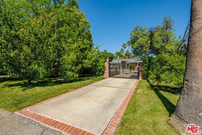 Photo - 8760 White Oak Ave