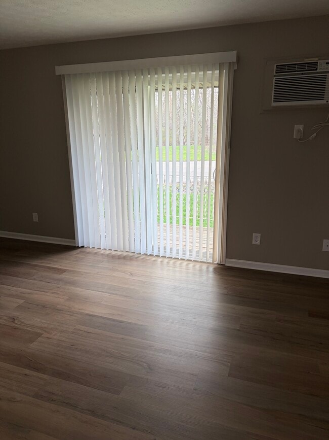 Photo - Green Acres - 4943-4959 Unit 4943-A