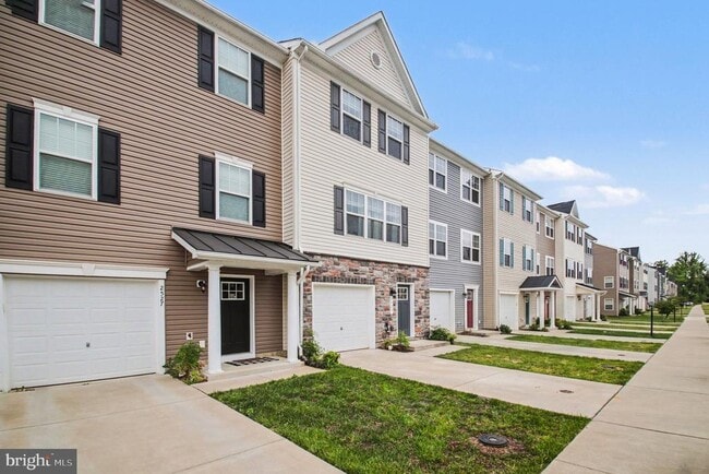 Building Photo - 2525 Drake Ln