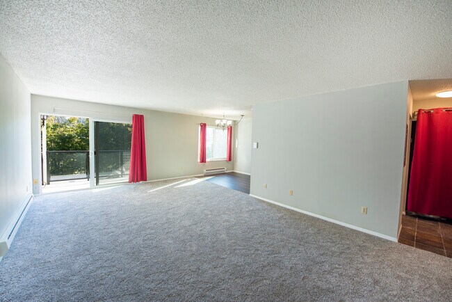 Photo - 2562 Thorndyke Ave W