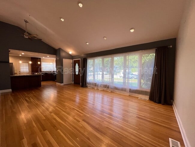 Photo - 8931 N Merrill St