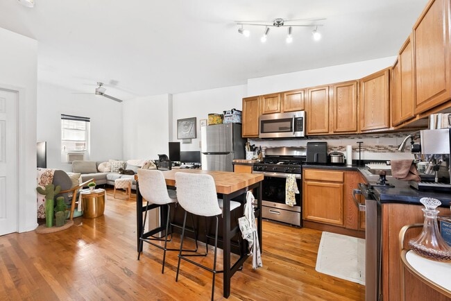 Building Photo - 280 Grand St Unit 3