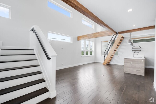 Building Photo - Chic 2BD, 2.5BA Sunnyside Townhome With Bo...