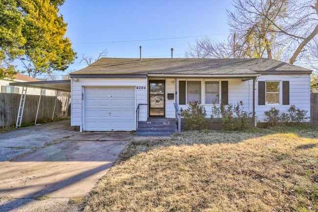 Stylish Home with Covered Deck & Easy I-44... - Stylish Home with Covered Deck & Easy I-44...