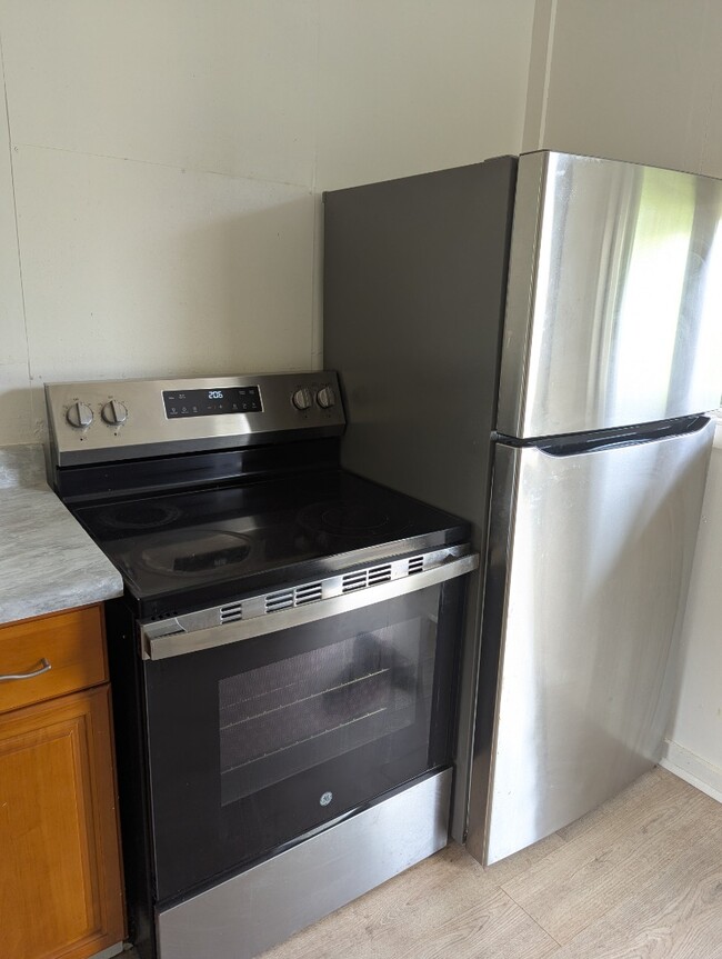 Photo - 2 Bed 1 Bath Apartment with one parking.  Tenant pay all utilities. Unidad B 2 -East