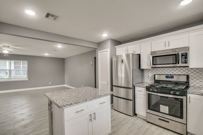 Photo - 907 Avenue E