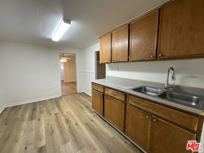 Photo - 828 E 6th St