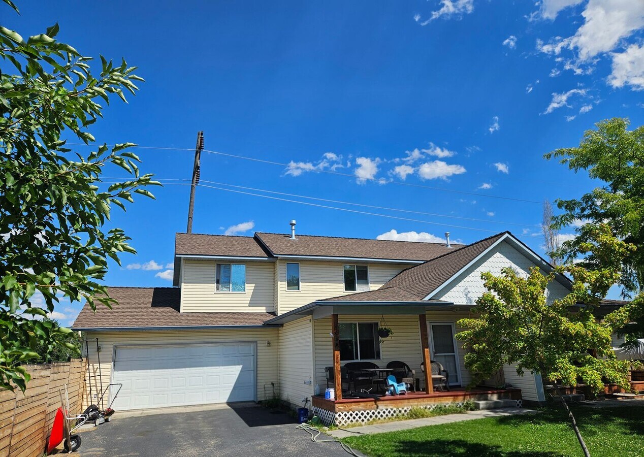 Three Bedroom Duplex with Two Car Garage - Three Bedroom Duplex with Two Car Garage Casa Adosada