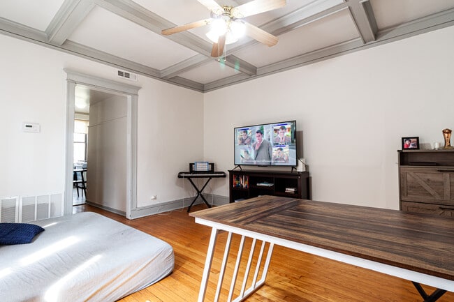 Photo - 910 W Belle Plaine Ave