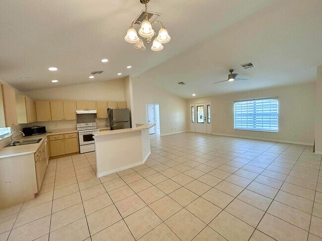 Photo - 328 W Sugarland Cir