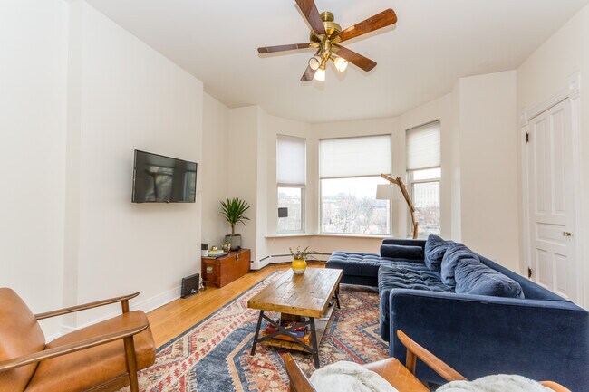 Sala de estar - 1365 N Leavitt St Unidad 3