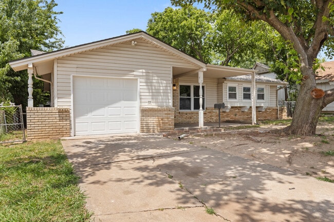 Building Photo - 3325 Del Rancho Rd