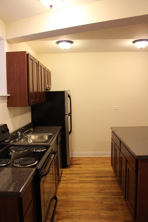 Photo - 1115 W Oakdale Ave Unit GDN